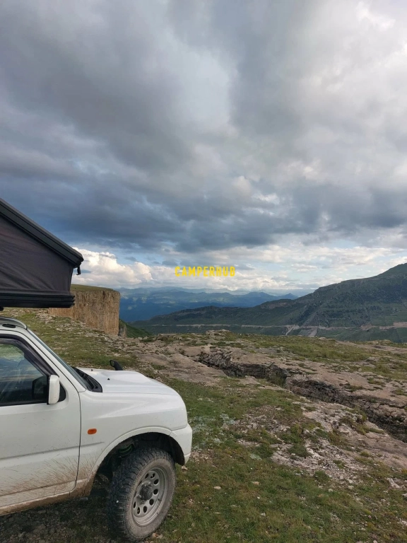 Suzuki Jimny с полным приводом и палаткой на крыше