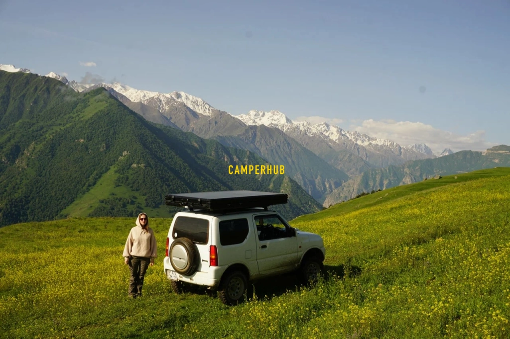 Suzuki Jimny с полным приводом и палаткой на крыше