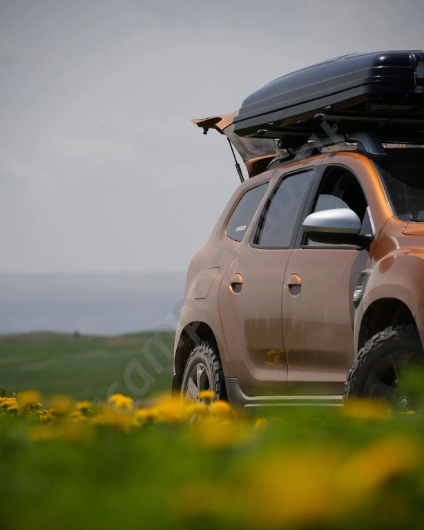 Duster с палаткой на крыше на Кавказе