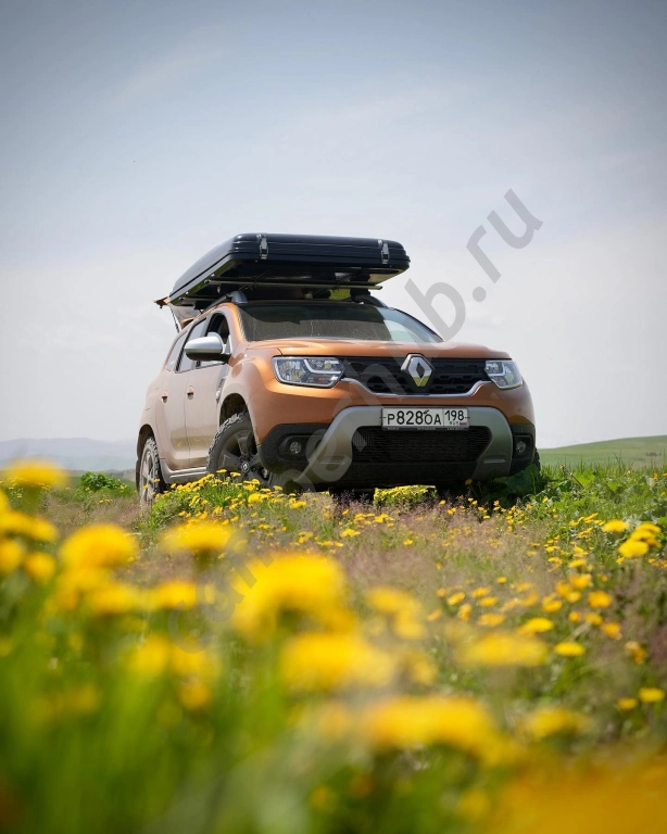 Duster с палаткой на крыше на Кавказе