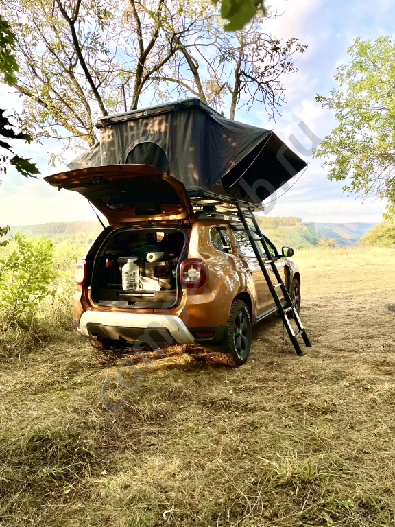 Duster с палаткой на крыше на Кавказе