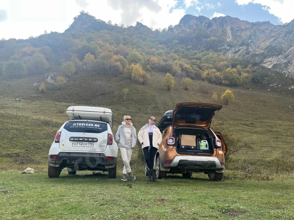 Duster с палаткой на крыше на Кавказе