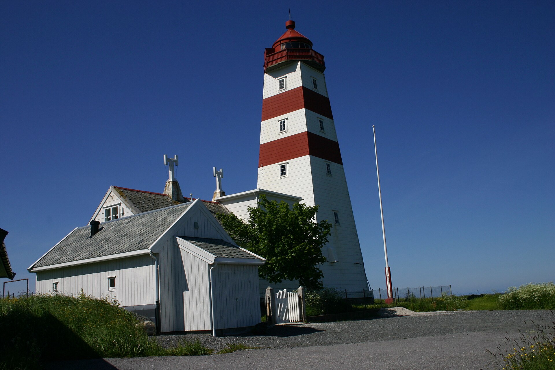 Alnes Lighthouse — photo 1