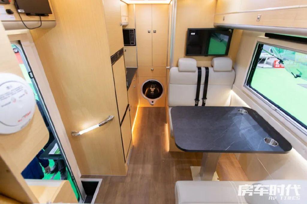 Обеденная зона в жилом модуле Changan RV