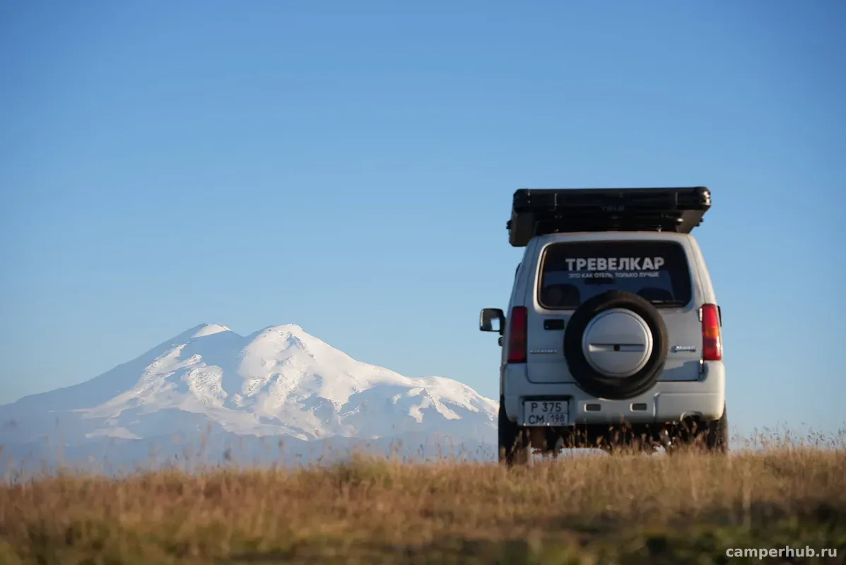 Внедорожник Suzuki Jimny с палаткой на крышу